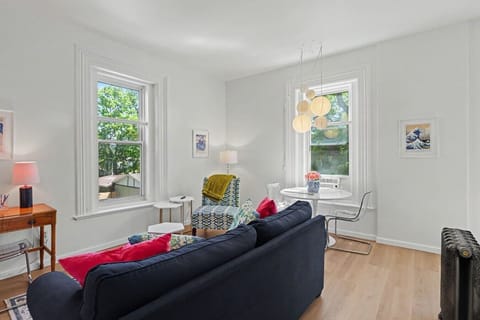 BayCity_Sarah_LivingRoom_ExtraGuest