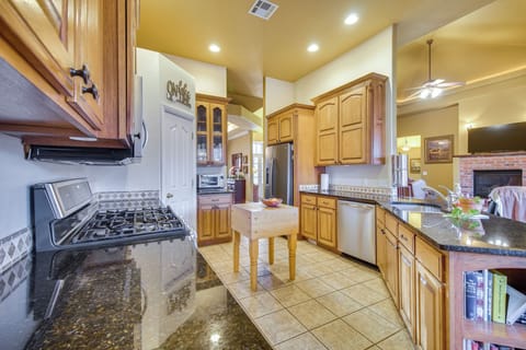 Kitchen | Main Level | Dual Keurig/Drip Coffee Maker | Dishwasher