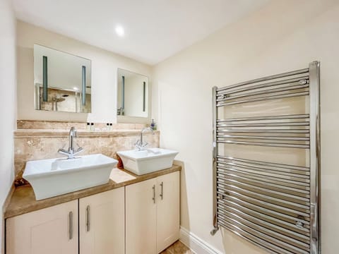 Bathroom | Tibbiwell Lodge, Painswick