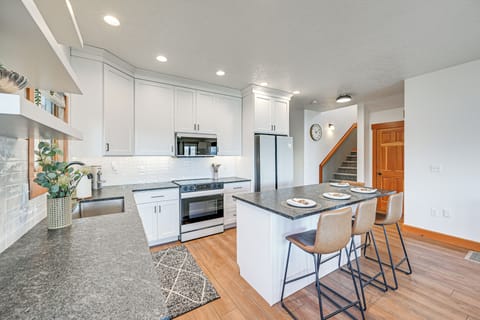 Kitchen | Pod Coffee Maker | Dishwasher | Blender | 1st Floor