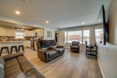 Living Room | Free WiFi | Smart TV | Central A/C | Main Floor