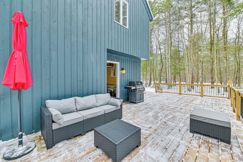 Upper Deck | Gas Grill | Outdoor Lounge Furniture