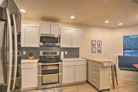 Electric double oven, moveable island & barstools