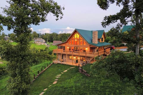 Gilbertsville Vacation Rental | 6BR | 4.5BA | 2 Steps to Enter | 4,100 Sq Ft