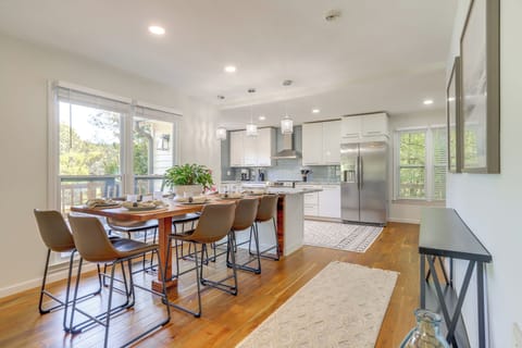 Dining Area | Dishware/Flatware Provided