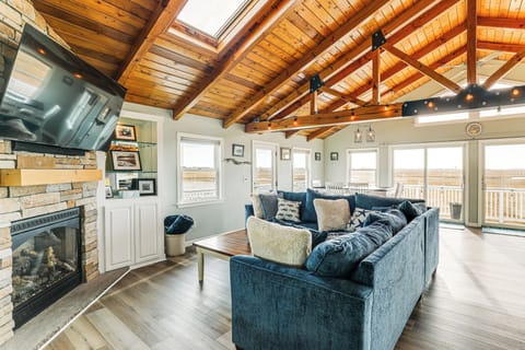 Seabrook Vacation Rental | 2BR | 1BA | 1,026 Sq Ft | Steps Required