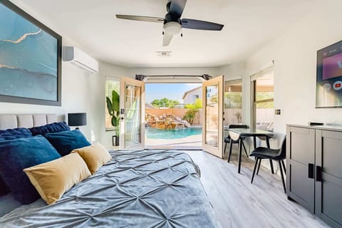 King-size bed with a Smart TV and direct access to the patio