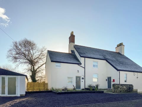Cottage on the right hand side | Ddwylig Isaf Farmhouse - Dwylig Isa, Rhyl and Prestatyn