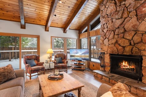 Living Room: Enjoy stunning views and a crackling fire in this inviting space!