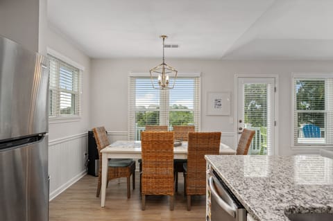 L05: Linkside 05 | TL Dining Area -Seating for 6