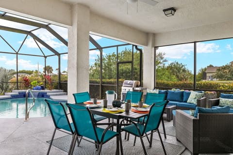 Lanai dining table & sitting area