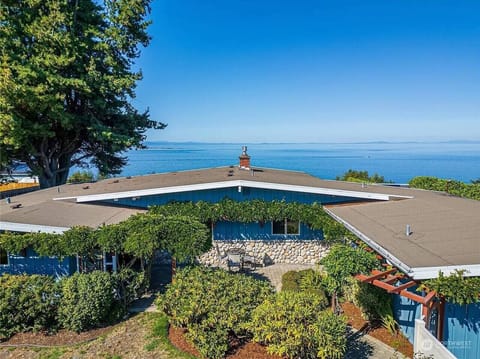 Cliffside Rest is a beautiful home overlooking the Juan de Fuca Straight.