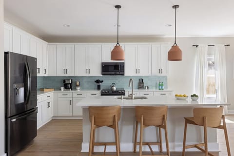 Enjoy casual dining and conversations at the kitchen counter.