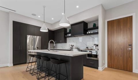 Kitchen & Entry