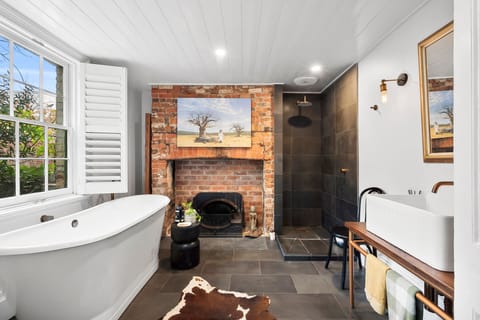 Downstairs Bathroom & bathtub