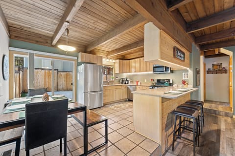 Open and inviting breakfast bar, dining area and kitchen!