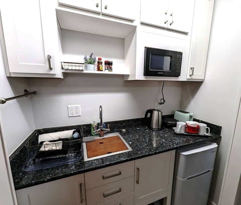 YOUR KITCHENETTE HAS A TOASTER, MICROWAVE, HOT PLATE, HOT WATER KETTLE AND A REFRIGERATOR. HERE YOU'LL FIND COMPLIMENTARY COFFEE, HOT & COLD CEREALS, MAKINGS FOR HOT COCOA, A VARIETY OF TEAS, FRUIT JUICES, BOTTLED WATER & MORE!