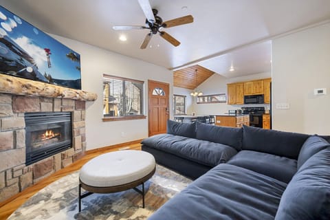 Cozy newly furnished living room & kitchen