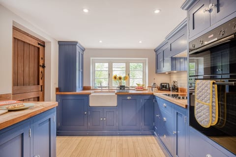 Post Office Cottage Kitchen - StayCotswold