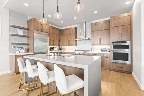 Fully equiped kitchen with 4 bar stools! 