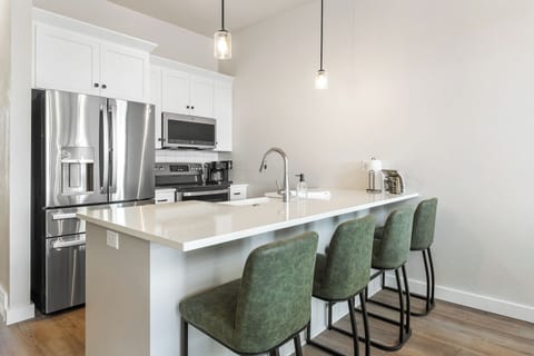 Breakfast Bar with seating for 4