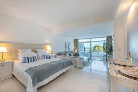 Charming apartment for up to 4 people, with a double bed, bed-sofa, balcony, kitchen and bathroom (1)