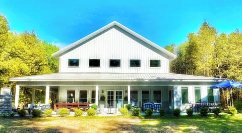5 bedroom/4 bath barndominum on 1 acre along Green Bay Shores in Sturgeon Bay