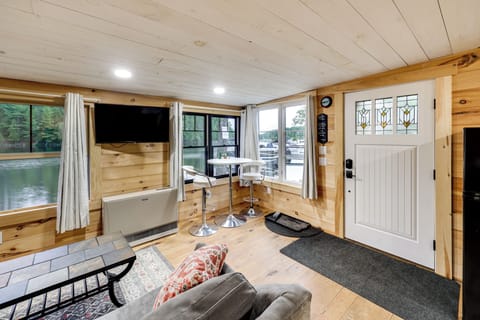 Dining Area | Dishware/Flatware Provided | 1st Floor