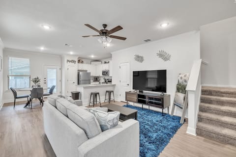 Home Decor, Furniture, Indoors, Living Room, Table