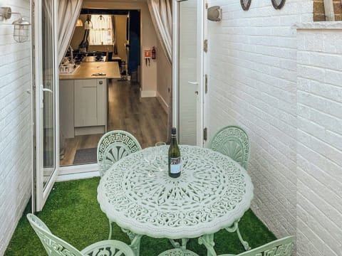 Sitting-out-area | Willow Cottage, Beverley