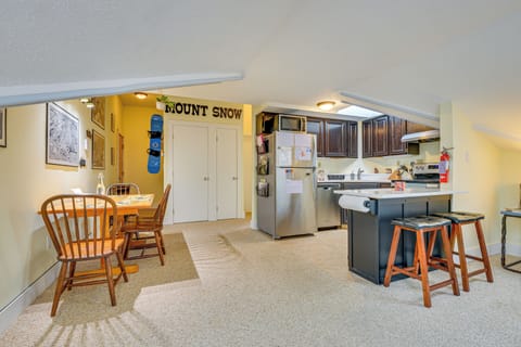 Breakfast Bar | Dining Area | Dishware/Flatware