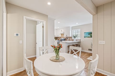 Dining table seats 4-5. Add Table leaf to seat 7-8. Leaf in bedroom closet.