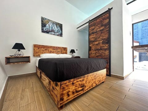 Bienvenidos a nuestra habitación de estilo rústico y minimalista, un refugio de comodidad y encanto. Con una acogedora cama matrimonial . Al salir, te espera la alberca, donde puedes sumergirte en momentos de frescura y tranquilidad.