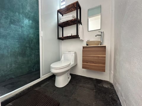 Baño completamente equipado con todo lo que puedas necesitar.