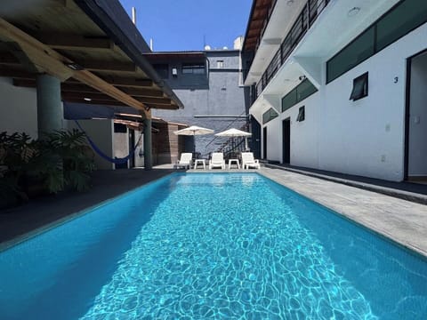Disfruta de un chapuzón en el agua cristalina, relajándote en los camastros o acurrucándote en la hamaca mientras el sol se pone. Crea recuerdos inolvidables en un ambiente íntimo y encantador. 