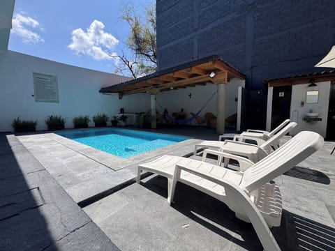 Escapa a la serenidad de nuestra alberca, un oasis de paz en Valle de Bravo. Con camastros cómodos y una hamaca que invitan al descanso, este es el lugar perfecto para disfrutar de un refrescante chapuzón o simplemente relajarte bajo el sol.