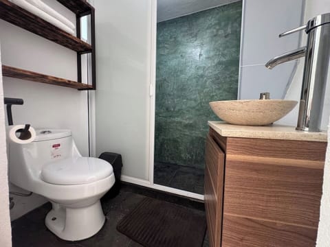 Baño completamente equipado con todo lo que puedas necesitar.