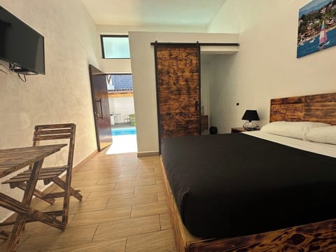 Bienvenido a tu refugio personal en Valle de Bravo. Nuestra habitación está diseñada para ofrecerte un ambiente cálido y relajante, ideal para descansar.