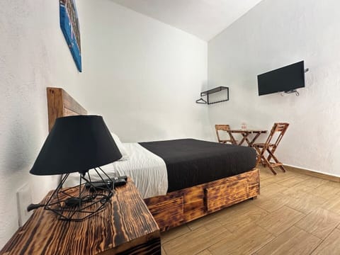 Descansa en nuestra cómoda cama matrimonial, diseñada para brindarte un sueño reparador en un ambiente acogedor. Con un colchón de alta calidad y sábanas suaves al tacto, cada noche se convertirá en una experiencia de descanso excepcional. 