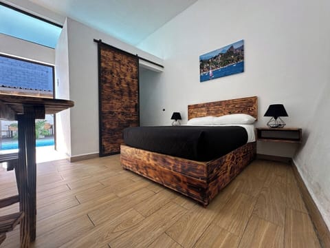 La habitación cuenta con una cómoda cama matrimonial .Además, encontrarás todas las comodidades necesarias: un baño completo privado, Wi-Fi gratuito, y un pequeña mesa con 2 sillas.