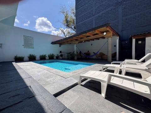 Disfruta de una refrescante alberca rodeada de un encantador patio, ideal para relajarte y desconectar. La alberca es el corazón de nuestro pequeño hotel, donde podrás nadar y tomar el sol en un ambiente tranquilo.