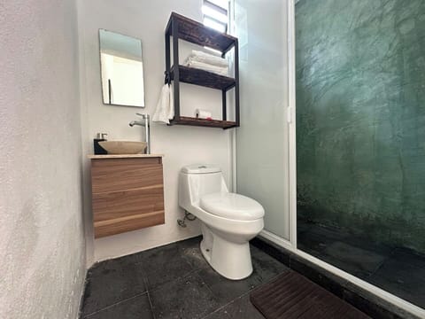 Baño completamente equipado.