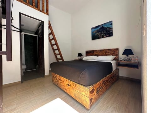 Descansa en nuestra cómoda cama matrimonial, perfecta para un sueño reparador. La habitación cuenta con un encantador tapanco que alberga una cama individual, ideal para niños, ofreciendo un espacio especial para ellos. 