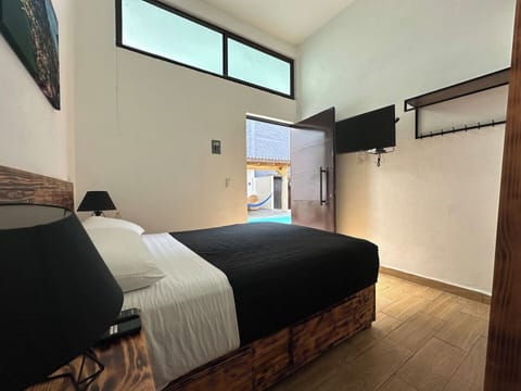 Disfruta de la comodidad de nuestra habitación con acceso directo a la alberca, perfecta para aquellos que buscan un ambiente relajante y conveniente. Despierta y da un paso fuera de tu puerta para sumergirte en un refrescante chapuzón.