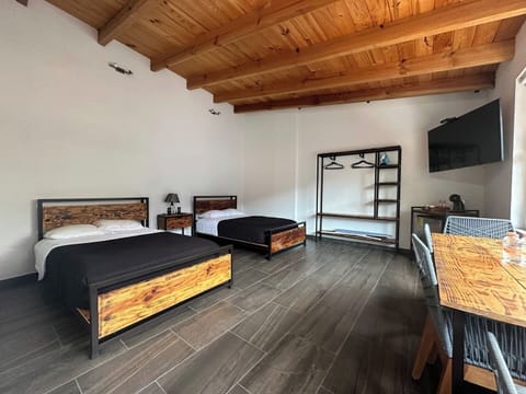 Disfruta de momentos de entretenimiento con la TV, y aprovecha el espacio adicional que incluye una mesa con sillas, ideal para compartir comidas o jugar juegos de mesa. 