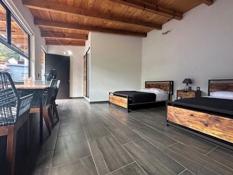 Cómodas camas en un espacio amplio y fresco, brindando comodidad y tranquilidad.