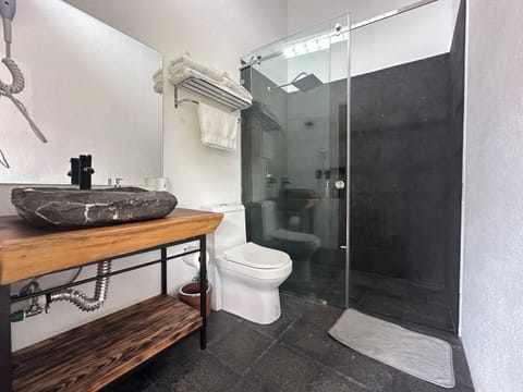 Baño completo totalmente equipado.