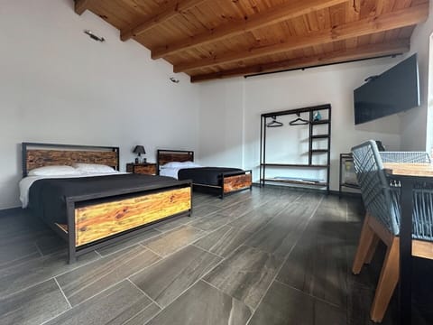 Nuestra habitación cuádruple es perfecta para familias o grupos, equipada con dos cómodas camas matrimoniales que garantizan un descanso reparador. 