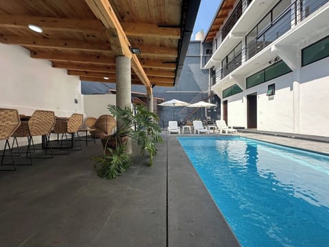 Con un diseño atractivo, la alberca es el lugar perfecto para disfrutar de días soleados. Ya sea que desees nadar, jugar o simplemente relajarte en un camastro, aquí encontrarás todo lo que necesitas.