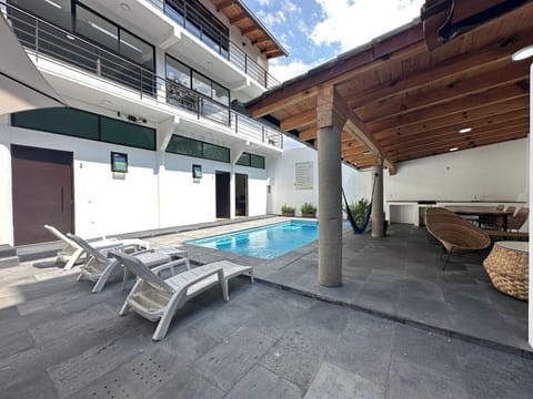 Momentos Relax en el área de alberca, descansa en los camastros o échate un chapuzón en la refrescante alberca.